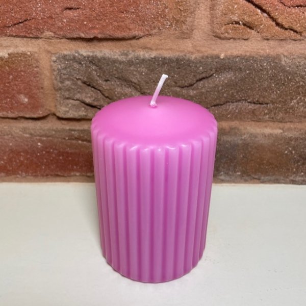 Stumpenkerze in Rosa mit Rillen-Design